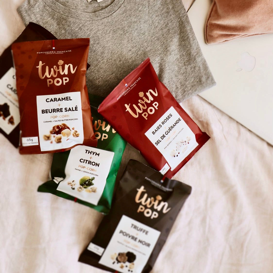 snack made in france ! popcorn gourmet fabriqué en normandie pour des apéros gourmand ! truffe poivre noir, caramel beurre salé, thym citron, chocolat caramel, baies roses sel de guérande, il y en a pour tous les gouts ! 